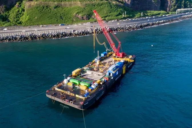 Vibreur sur barge à lîle de la Réunion pour la nouvelle route du Littoral
