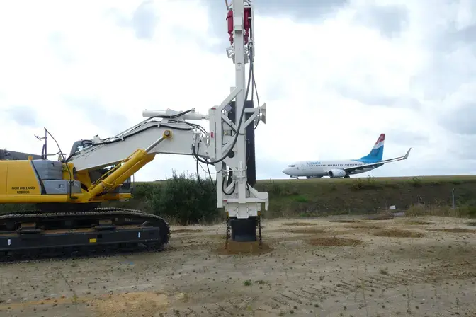 Aéroport Findel, Plateforme Höhenhof, Compactage dynamique vue Avion