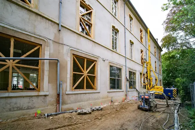Vue sur la façade en cours de traitement par jet grouting