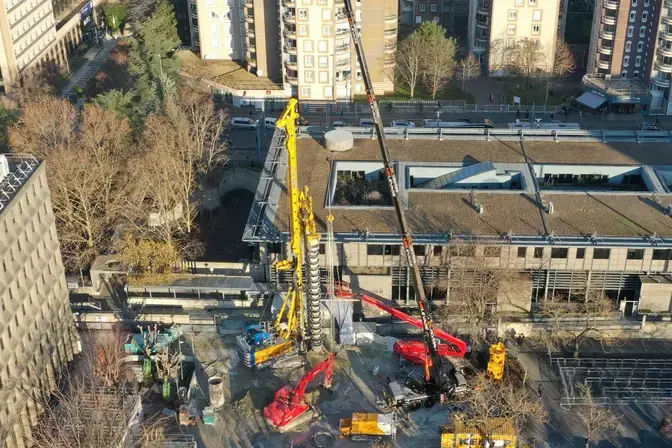 Vue sur l'atelier en réalisation de la paroi de pieux sécants