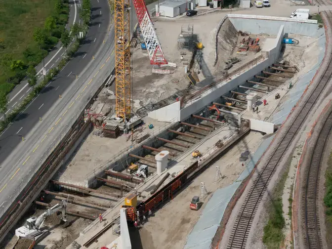 Vue aérienne de l'extension de la ligne D du tramway, pieux sécants, bouchon injecté, buttonage