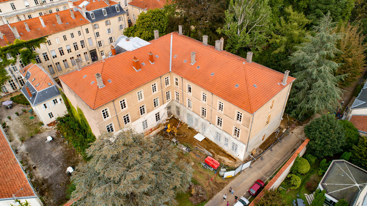 Vue sur le bâtiment