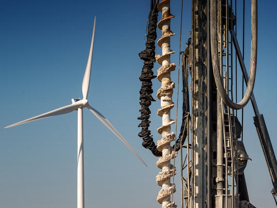 Vue sur l'éolien et foreuse