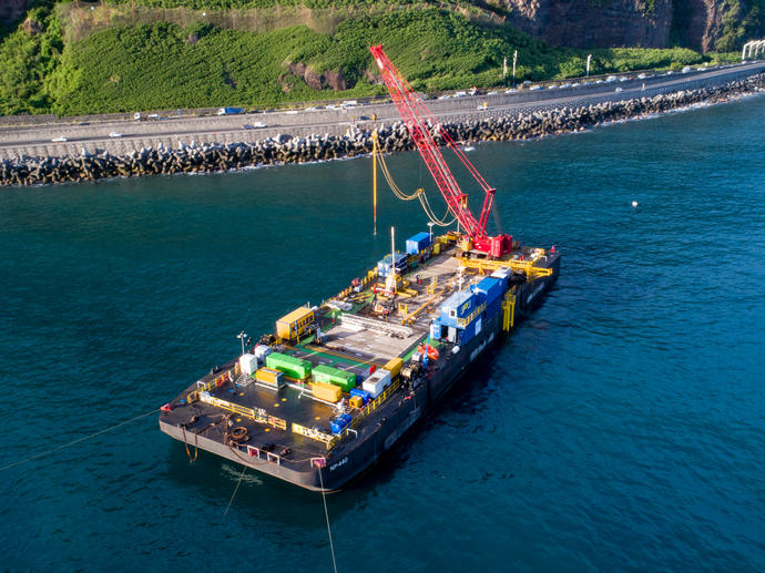 Vibreur sur barge à lîle de la Réunion pour la nouvelle route du Littoral