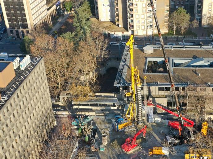 Vue sur l'atelier en réalisation de la paroi de pieux sécants