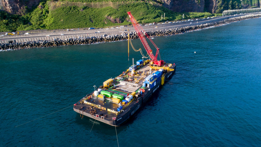 Vibreur sur barge à lîle de la Réunion pour la nouvelle route du Littoral